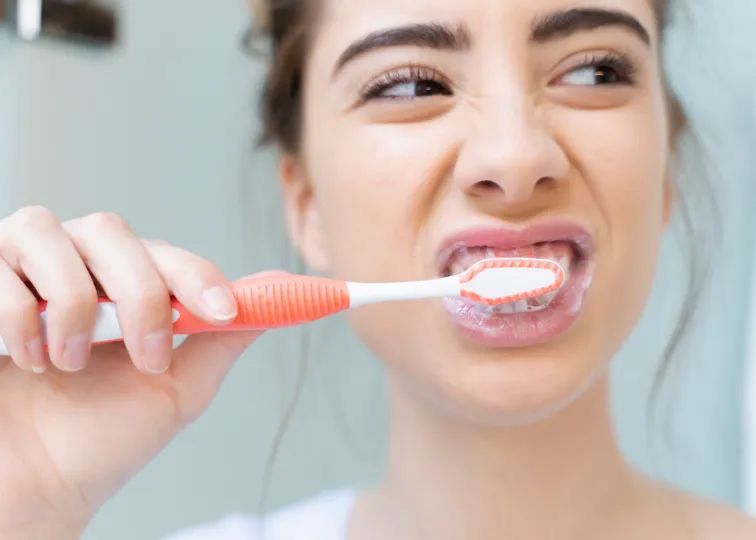 طريقة تنظيف الأسنان الصحيحة يوميًا خطوة بخطوة للحفاظ على صحة فمك