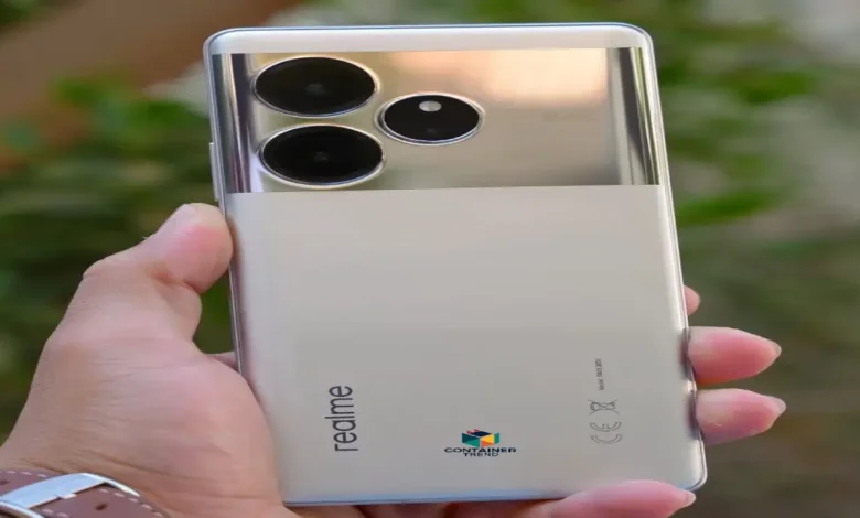 Realme GT6 الجديد.. موبايل فلاجشيب بأداء نار وسعر مفاجأة!