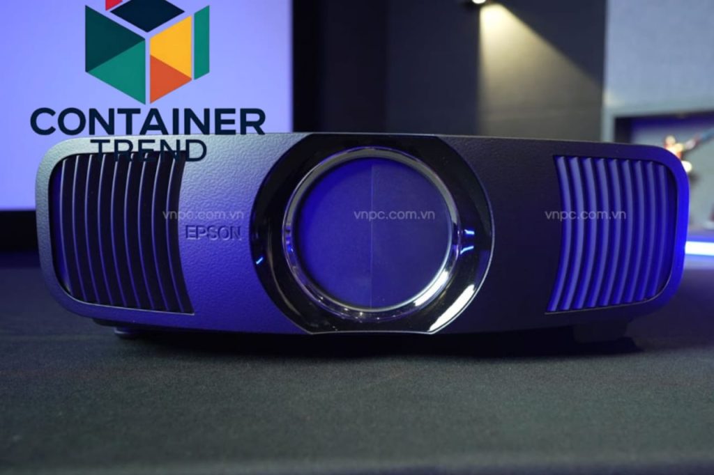 بروجيكتور Epson Pro Cinema LS12000 من أفضل أجهزة البروجكتر لعام 2025 لعشاق السينما المنزلية بدقة 4K ساحرة