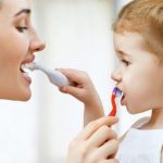 كيف أعتني بأسنان طفلي؟ دليل شامل للأمهات للعناية والوقاية