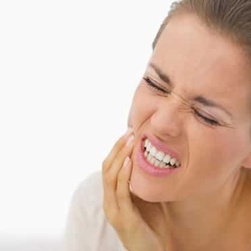 كيفية إيقاف ألم الأسنان فورًا في المنزل: أفضل الطرق السريعة لتسكين الألم