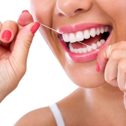 الخيط المائي مقابل خيط الأسنان التقليدي: أيهما أفضل لصحة الفم؟